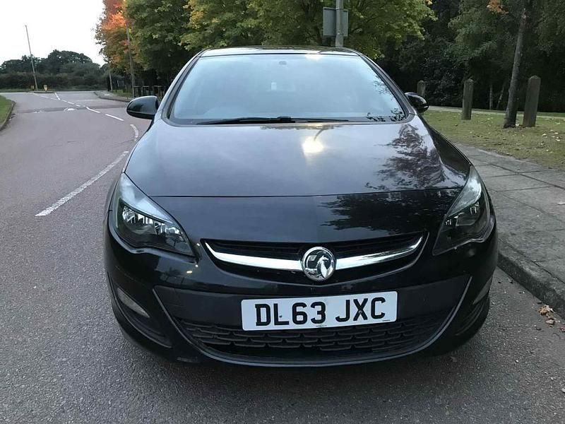 Używany Vauxhall Astra Design Edition 2014 Czarny Hatchback