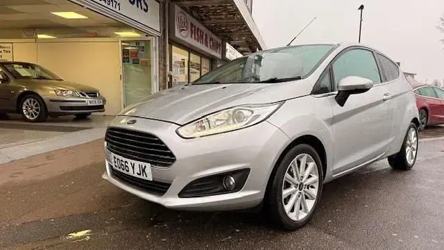 Usado Ford Fiesta Titanium 125 HP (91 kW) 2016 Prateado Citadino