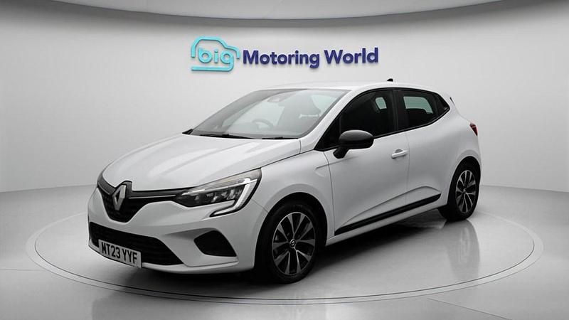 Begagnad Renault Clio V Evolution 145 HK (106 kW) 2023 Vit Halvkombi