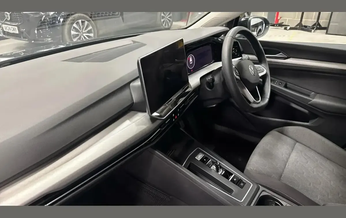 Second-hand VW Golf VIII Match 200 CP (147 kW) 2025 Negru Hatchback