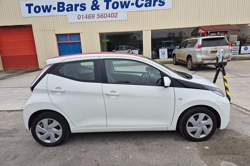 Used Toyota Aygo X-play 68 HP (50 kW) 2016 White Hatchback