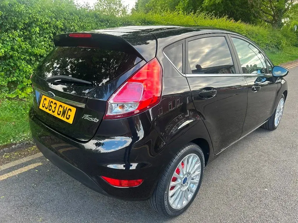 Second-hand Ford Fiesta Titanium 2013 Negru Hatchback
