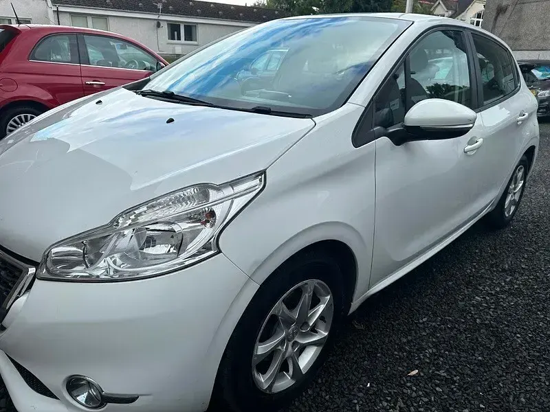 Used Peugeot 208 Active 68 HP (50 kW) 2014 White Hatchback