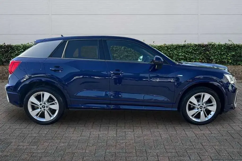 Used Audi Q2 S-Line 108 HP (79 kW) 2024 Blue SUV