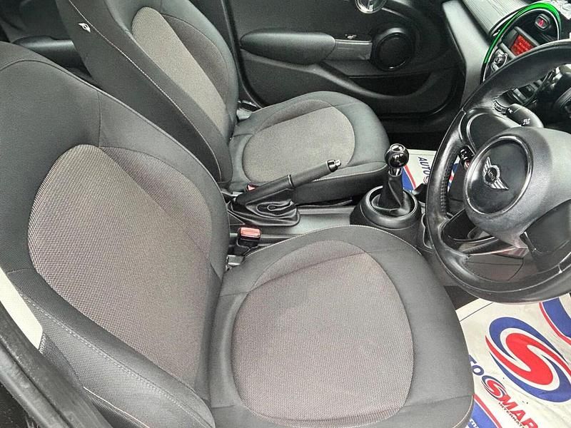 Begagnad Mini Cooper Hatch 2014 Svart Halvkombi
