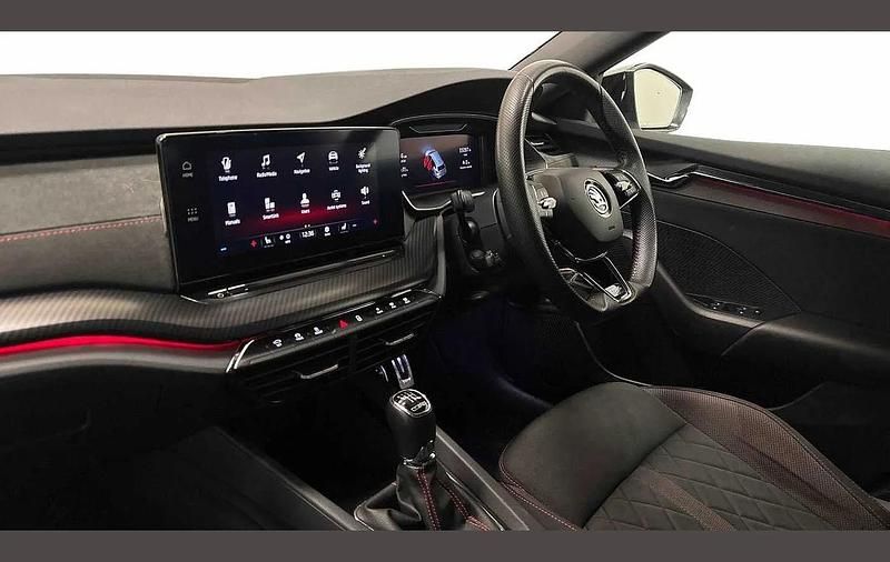 Used Skoda Octavia vRS 196 HP (144 kW) 2022 White Estate