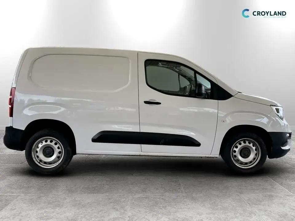 Second-hand Vauxhall Combo S 100 CP (73 kW) 2023 Alb Monovolum