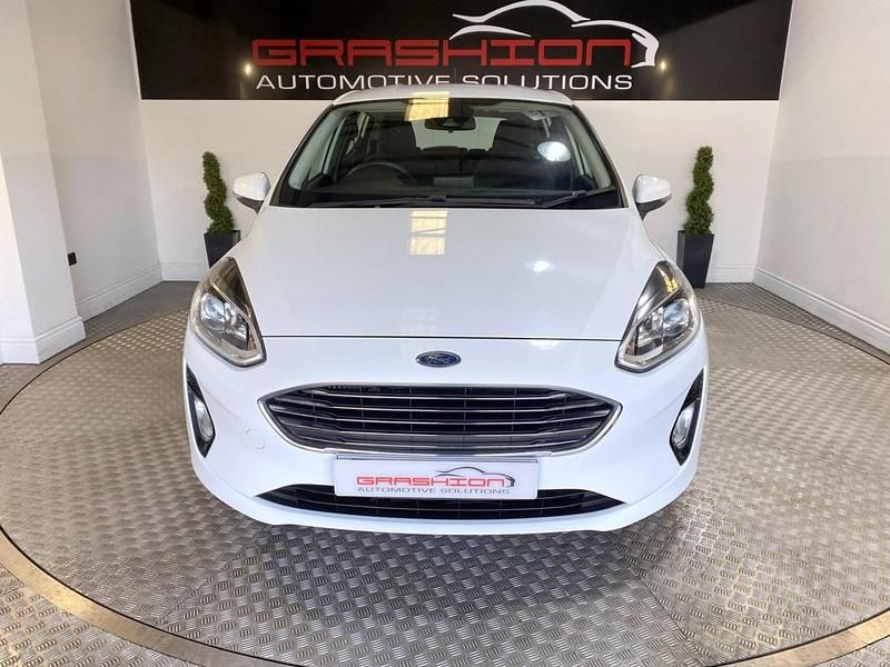 Used Ford Fiesta Zetec 100 HP (73 kW) 2019 White Hatchback