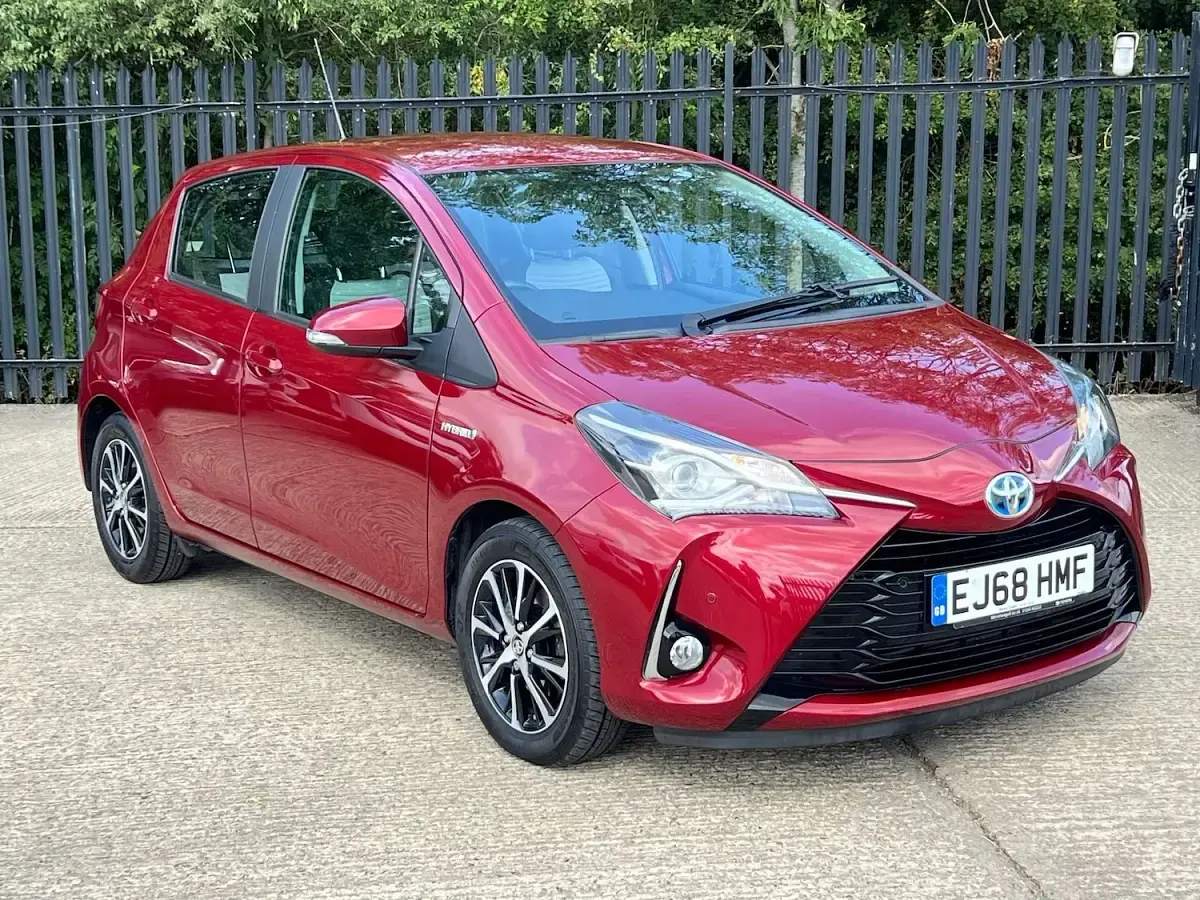 Used Toyota Yaris 100 HP (73 kW) 2018 Red Hatchback