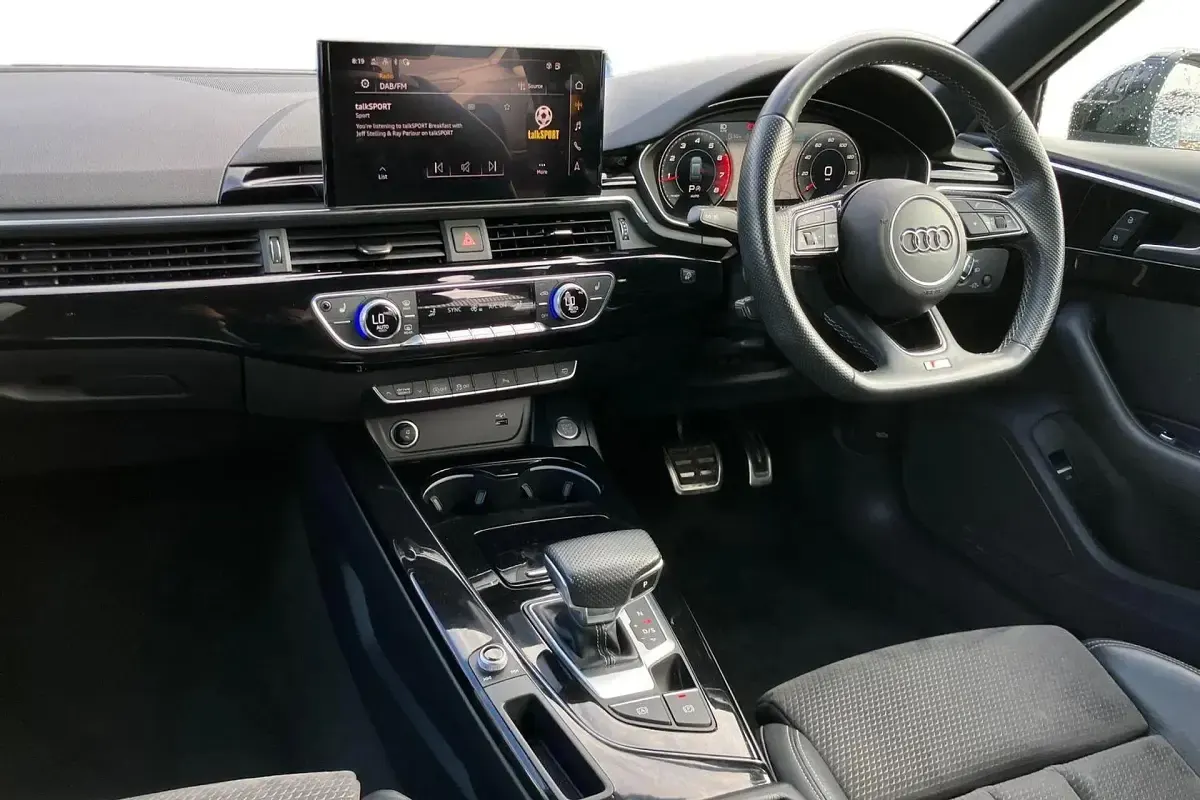 Usado Audi A4 Black Edition 150 HP (110 kW) 2020 Cinzento Carrinha