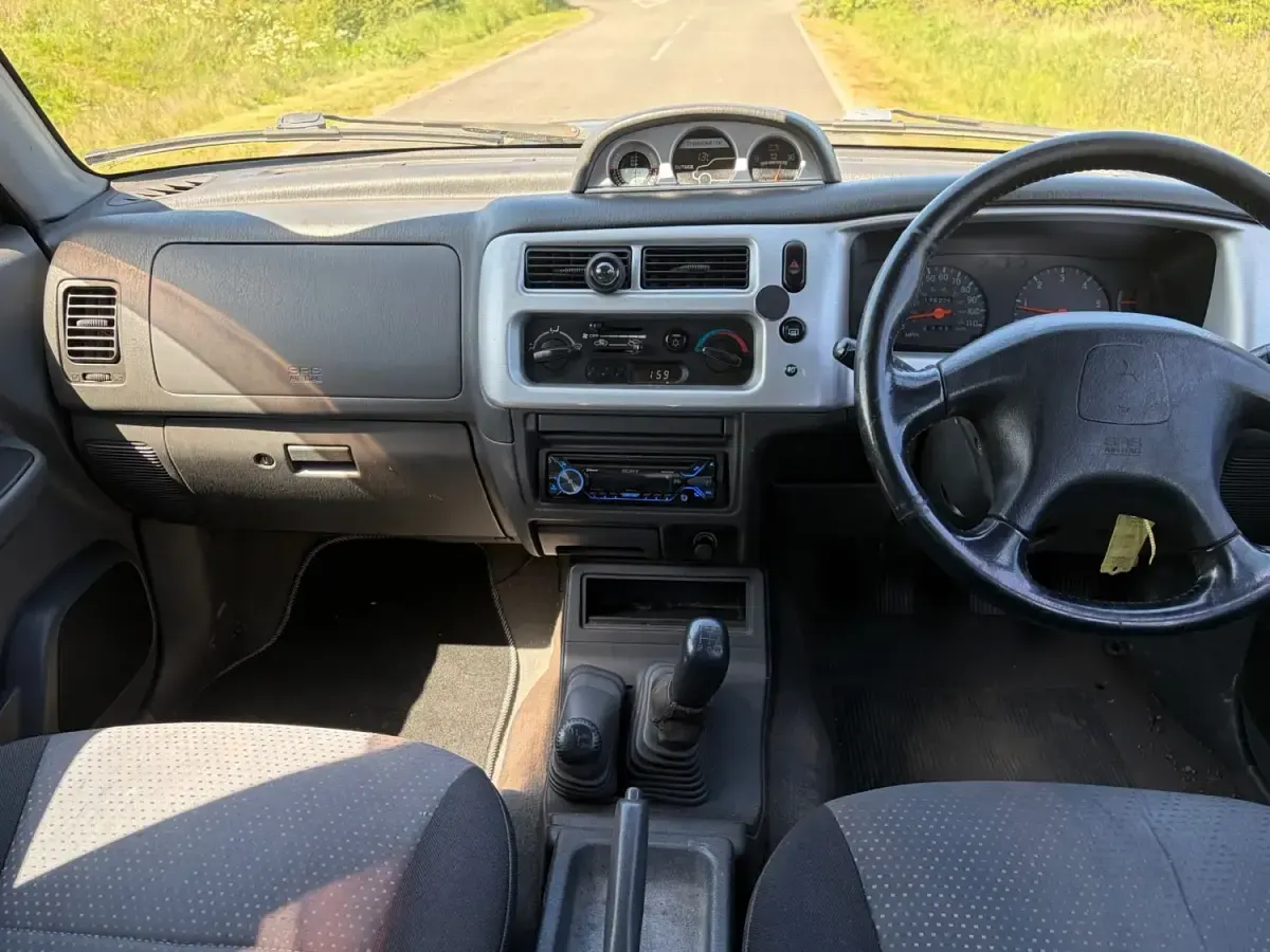 Second-hand Mitsubishi L200 113 CP (83 kW) 2004 Negru Pickup