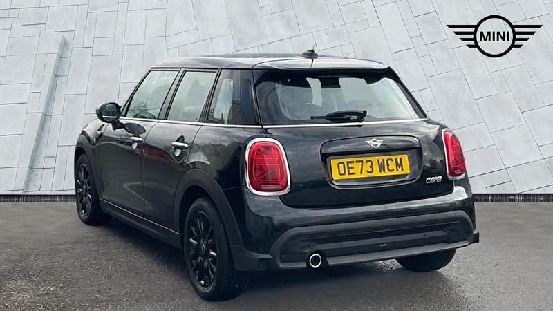 Usado Mini Cooper Classic 134 HP (98 kW) 2023 Preto Citadino