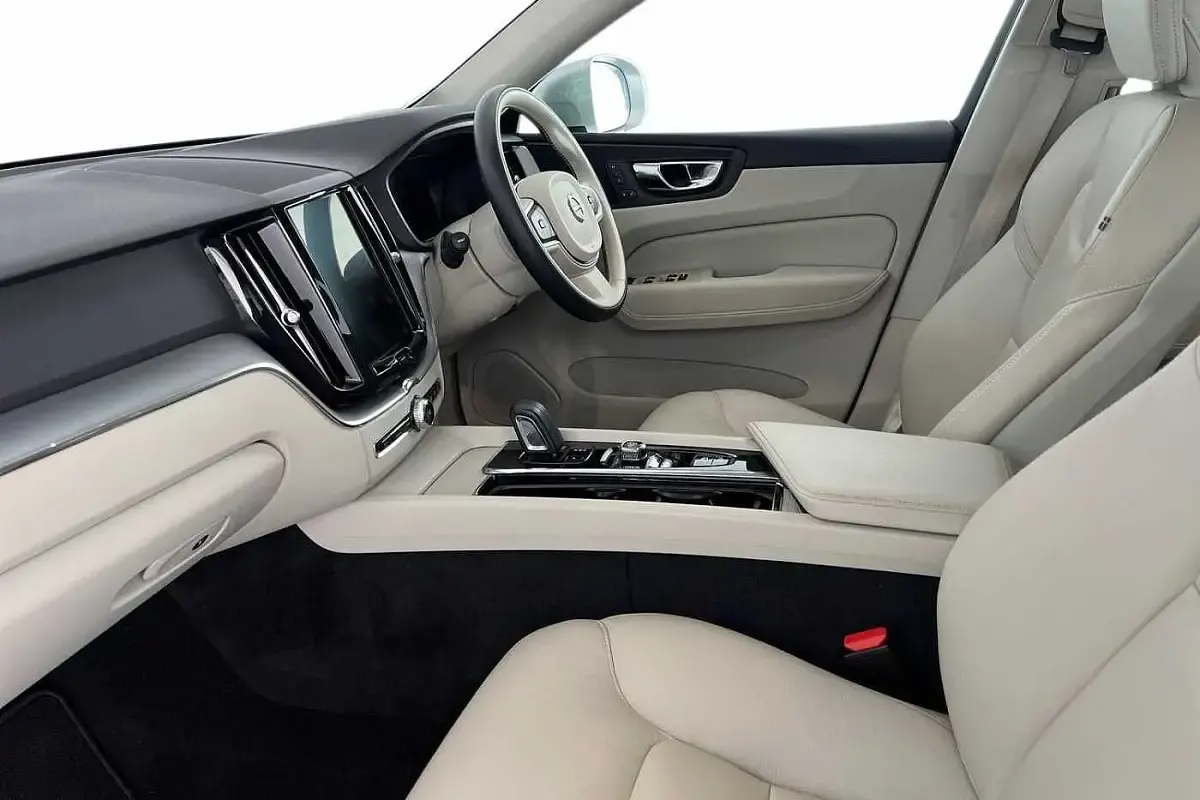 Used Volvo XC60 Momentum 250 HP (183 kW) 2020 Bright silver SUV