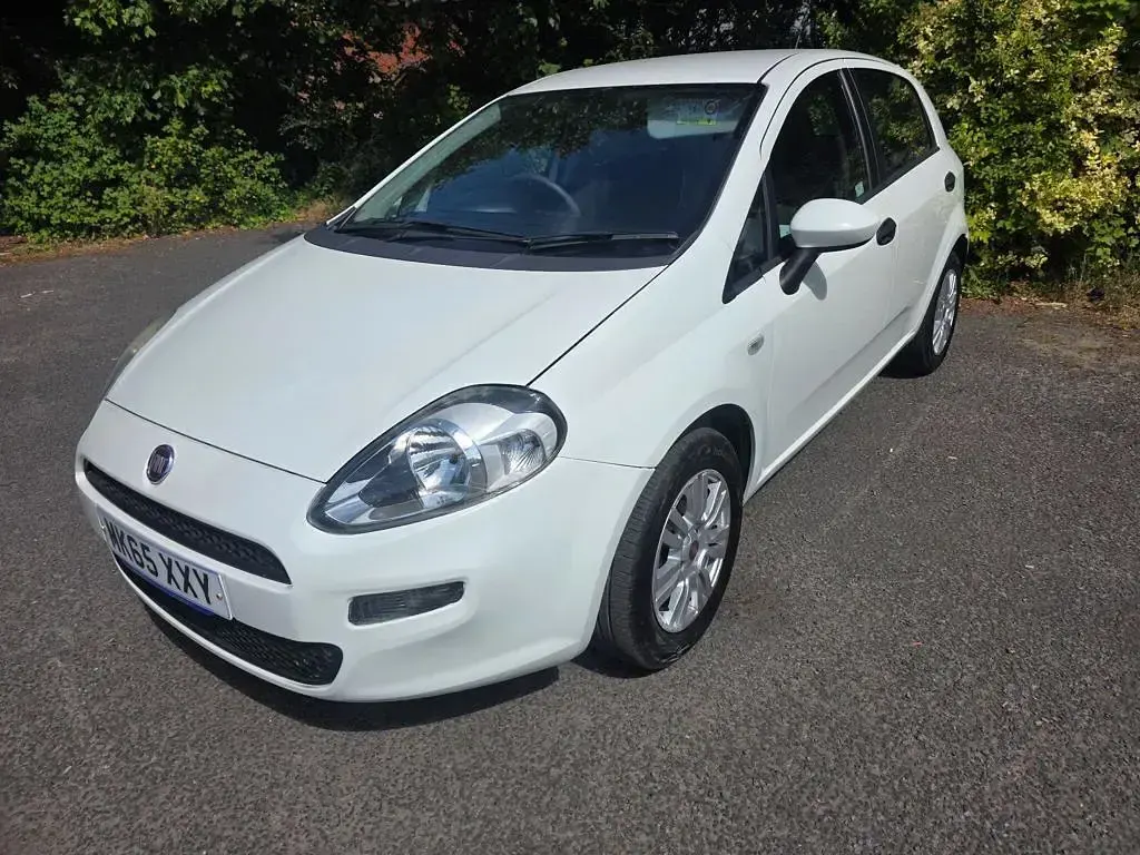 Used Fiat Punto Pop 69 HP (50 kW) 2015 White Hatchback