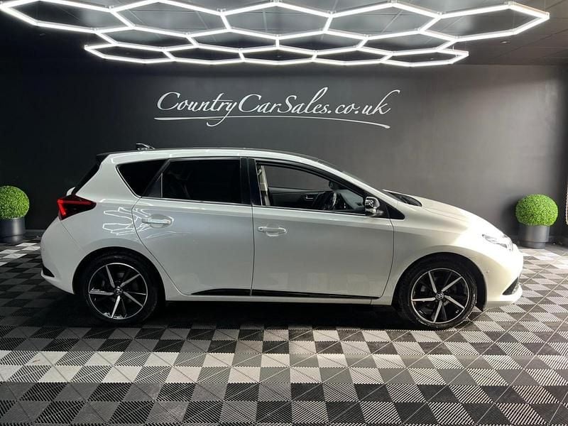 White/black Used 2018 Toyota Auris Design Hatchback | £11,490 (Fair price) - Image 1/2