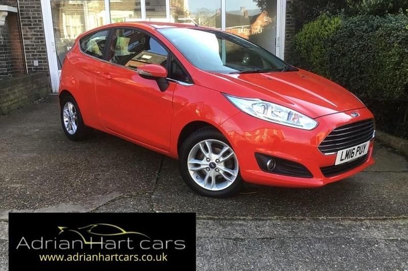 Used Ford Fiesta Zetec 82 HP (60 kW) 2016 Red Hatchback