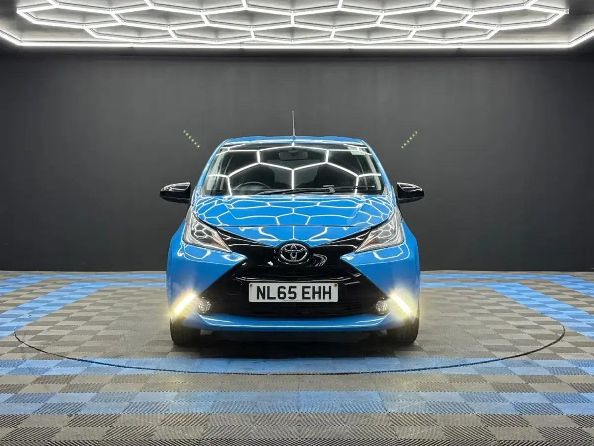 Usado Toyota Aygo X-cite 69 CV (50 kW) 2015 Azul Utilitario