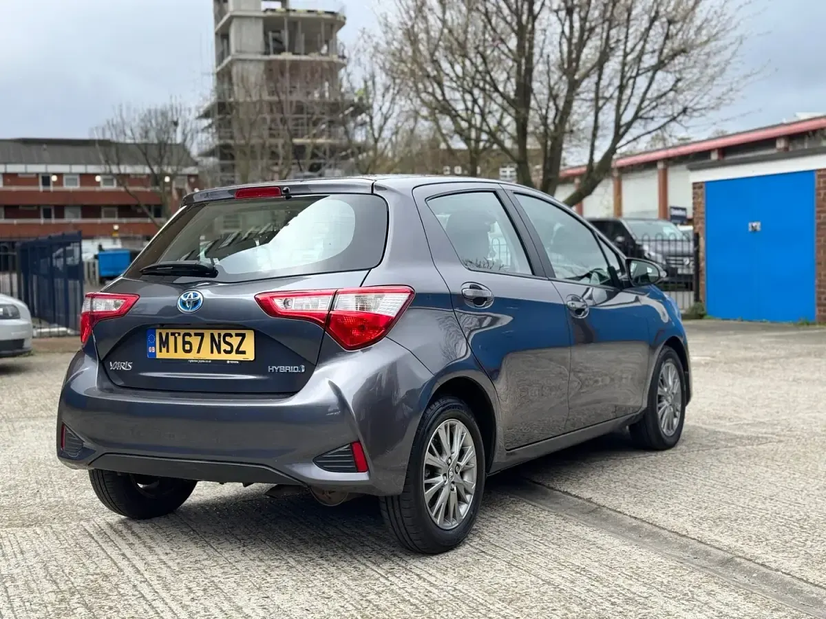 Używany Toyota Yaris Hybrid 2017 Szary Hatchback