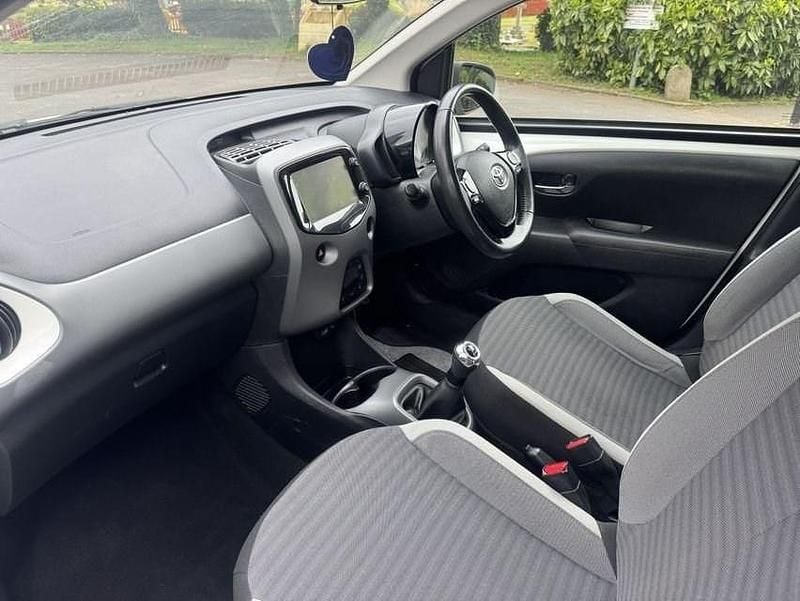 Usado Toyota Aygo x-press 71 HP (52 kW) 2018 Branco Citadino