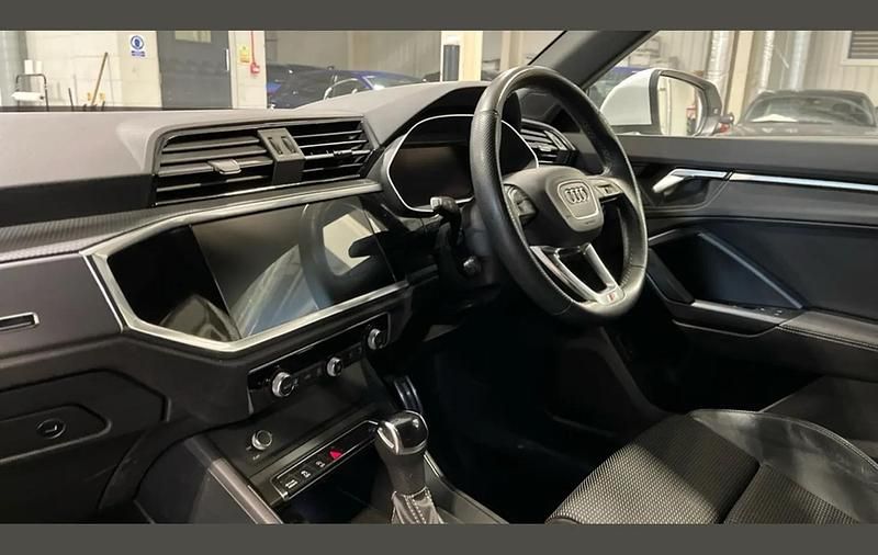 Używany Audi Q3 S-Line 150 KM (110 kW) 2022 Biały SUV