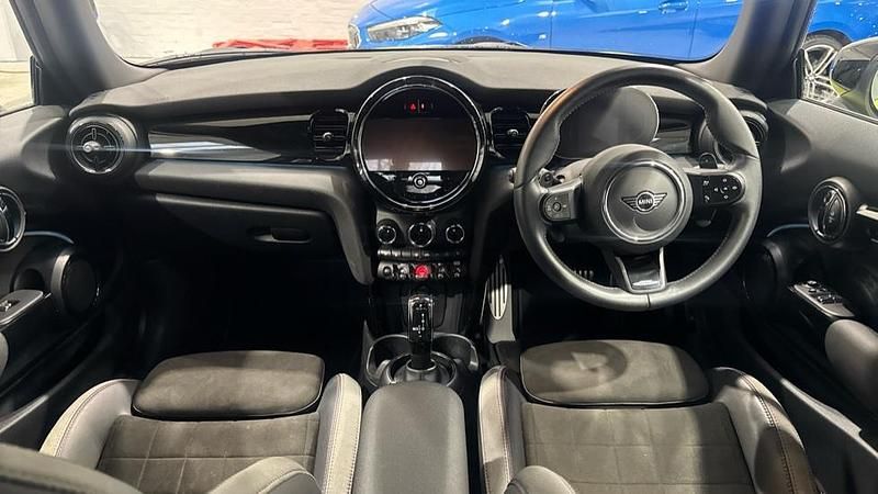 Begagnad Mini John Cooper Works Hatch 228 HK (167 kW) 2023 Gul Halvkombi