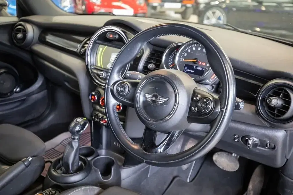 Usado Mini Cooper Hatch 136 CV (100 kW) 2018 Plateado Utilitario