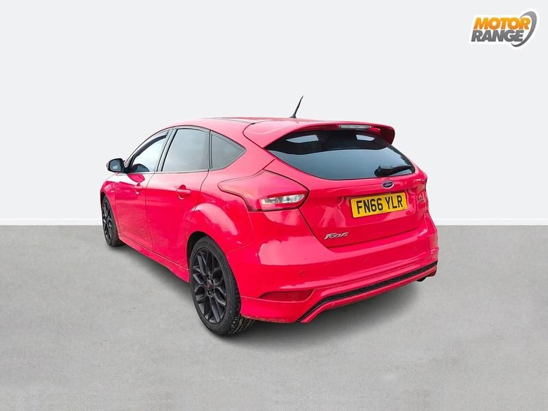 Used Ford Focus ST-Line 150 HP (110 kW) 2016 Red Hatchback
