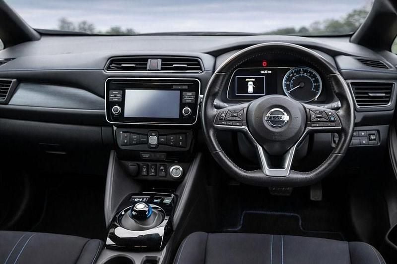 Begagnad Nissan Leaf 110 kW (150 HK) 2018 Svart Halvkombi