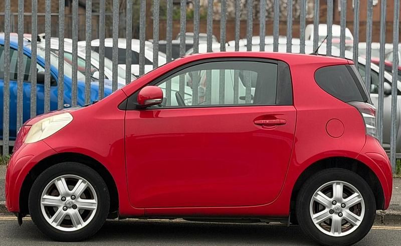 Used Toyota iQ 68 HP (50 kW) 2010 Red Hatchback