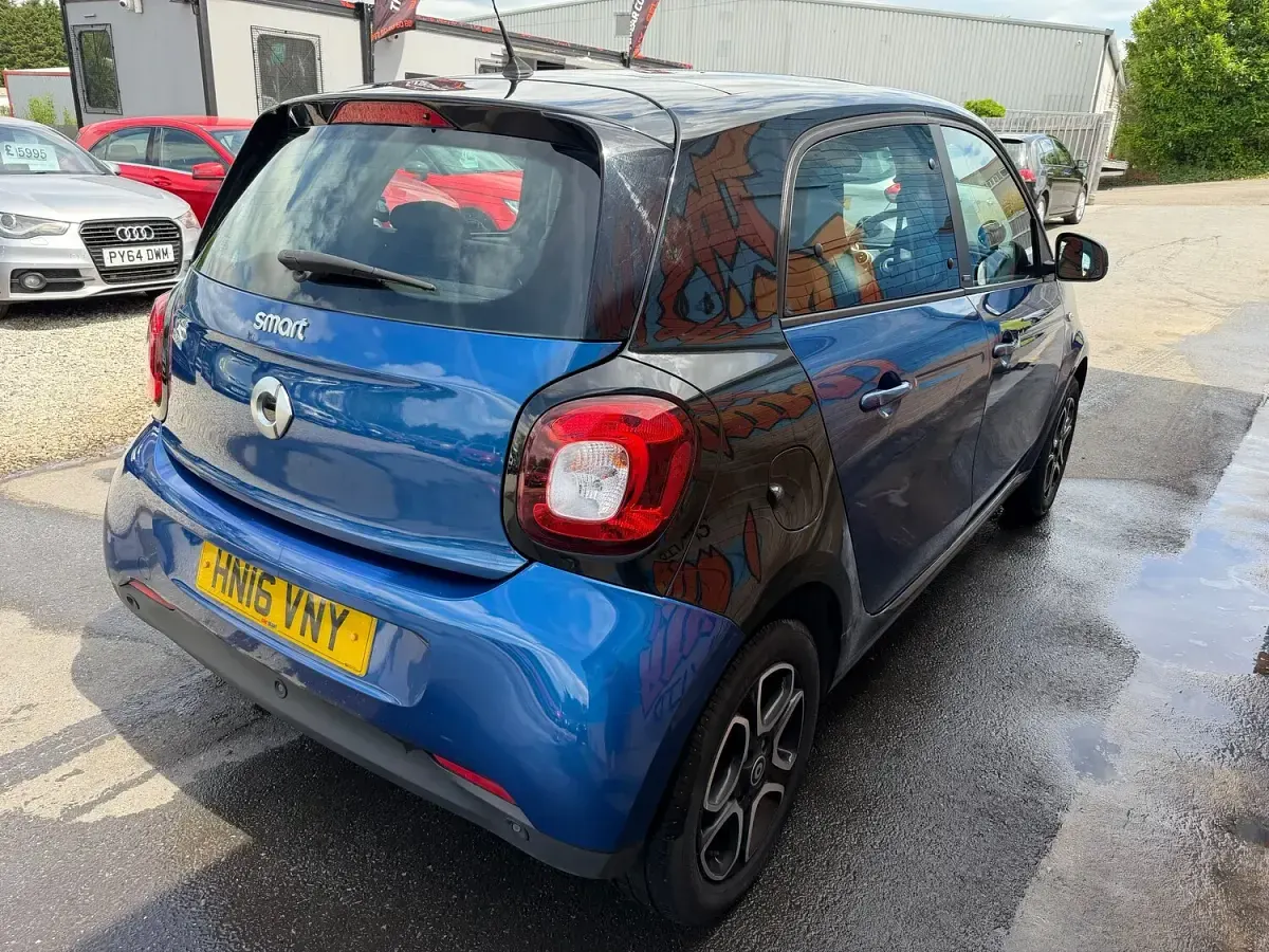 Used Smart ForFour Premium 71 HP (52 kW) 2016 Blue Hatchback
