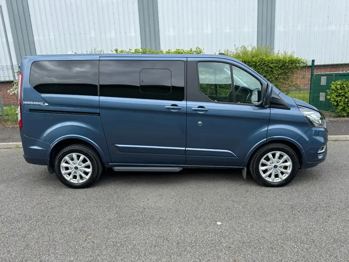 Usado Ford Tourneo Titanium 130 CV (95 kW) 2022 Azul Monovolumen