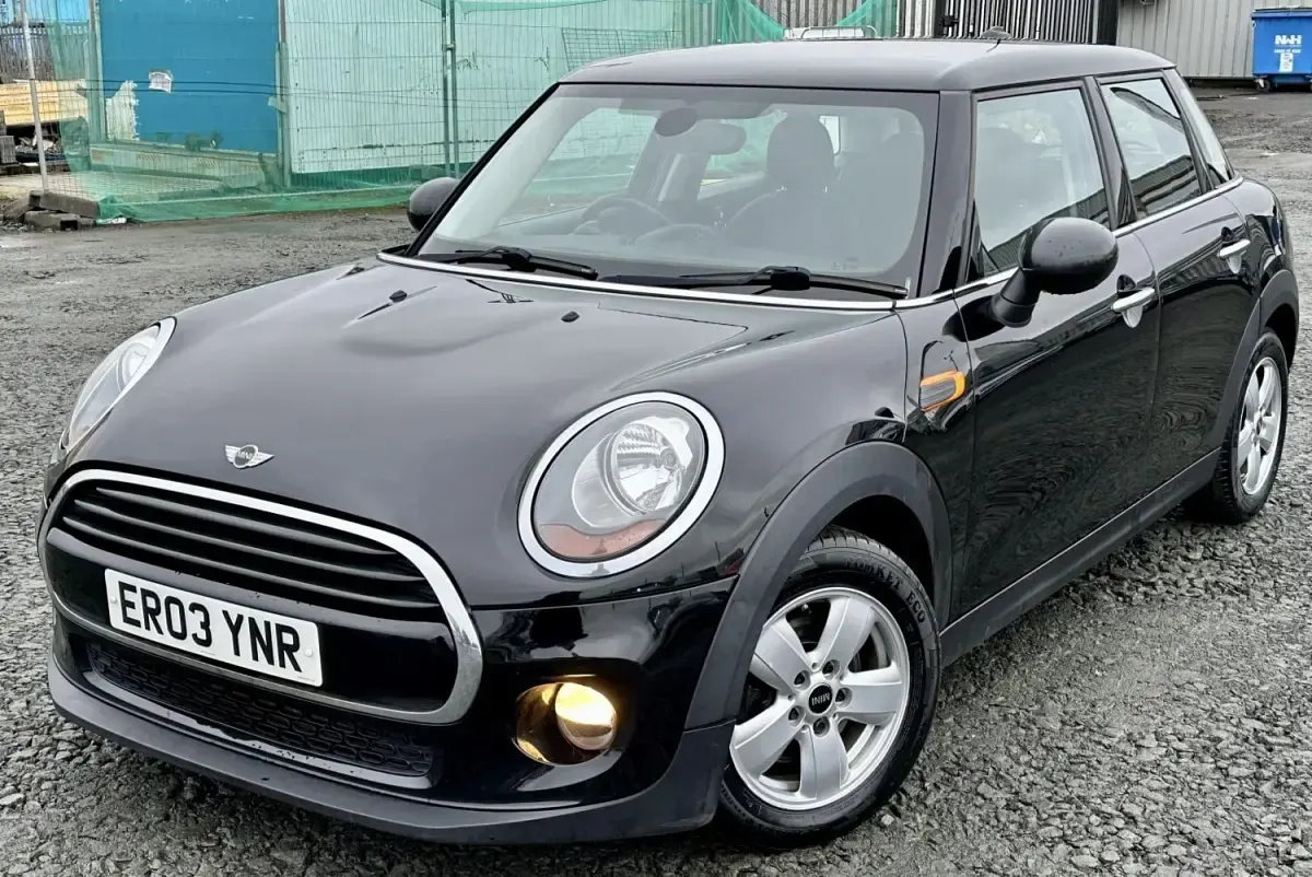 Usado Mini Cooper Hatch 2016 Negro Utilitario