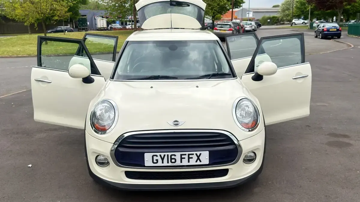 Usado Mini Cooper D Hatch 116 CV (85 kW) 2016 Blanco Utilitario