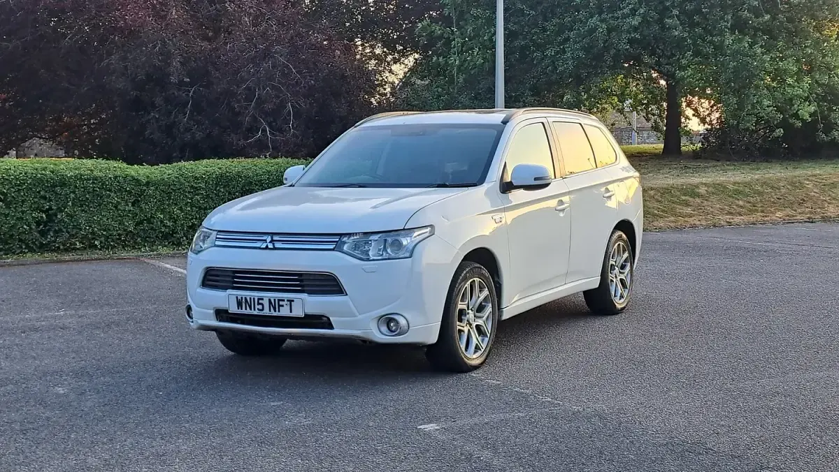 Used Mitsubishi Outlander P-HEV 2015 White Estate