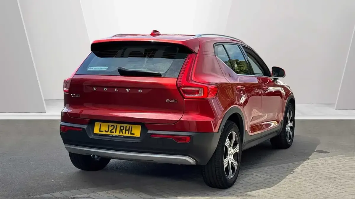 Used Volvo XC40 Inscription 197 HP (144 kW) 2021 Red SUV
