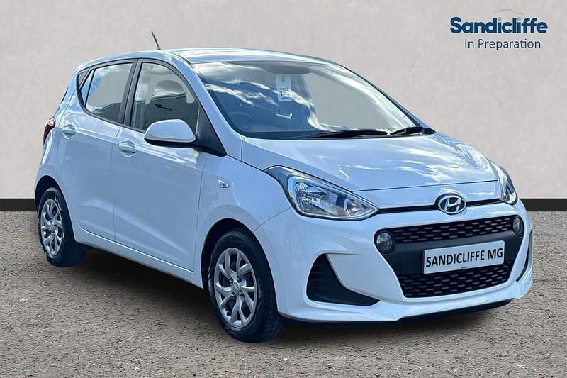 Used Hyundai i10 83 HP (61 kW) 2018 White Hatchback