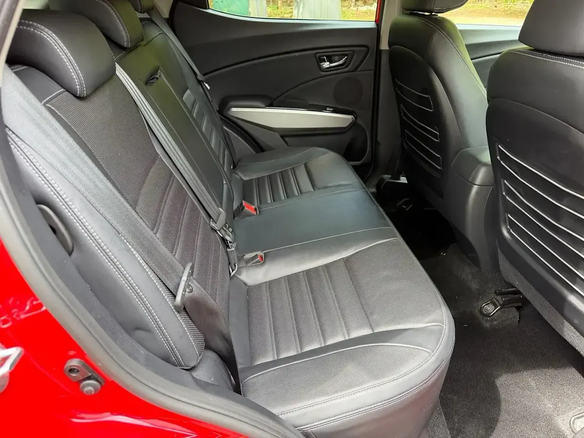 Used SsangYong Tivoli 115 HP (84 kW) 2018 Red SUV