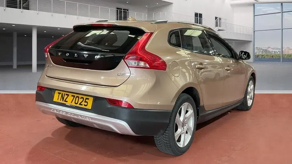 Begagnad Volvo V40 2014 Brun Halvkombi