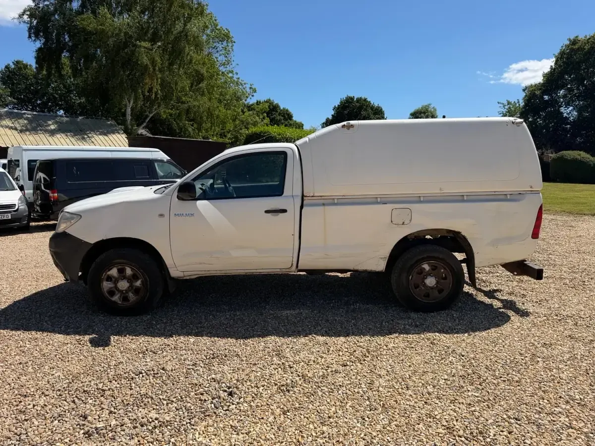 Used Toyota HiLux 2011 White Pickup