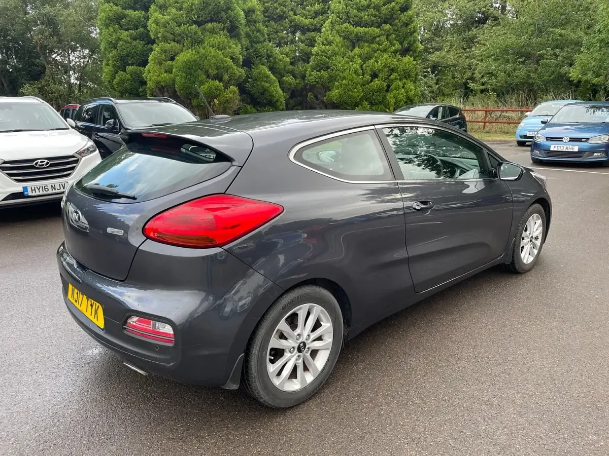 Used Kia ProCeed 134 HP (98 kW) 2017 Silver Hatchback