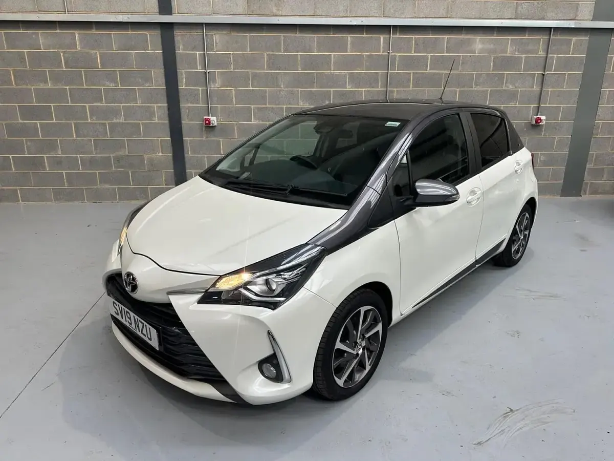 Used Toyota Yaris 111 HP (81 kW) 2019 White Hatchback