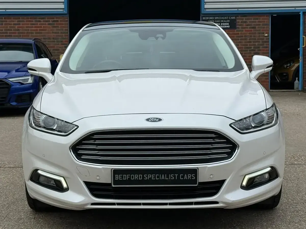 Used Ford Mondeo Titanium 240 HP (176 kW) 2017 White Hatchback