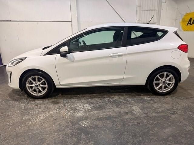 Used Ford Fiesta Zetec 85 HP (62 kW) 2018 White Hatchback