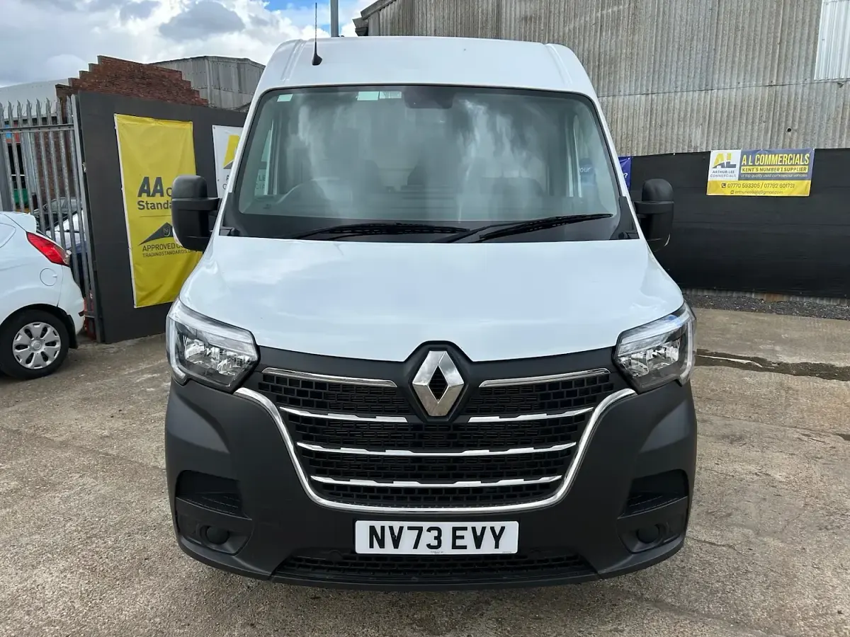 Used Renault Master 135 HP (99 kW) 2023 White MPV