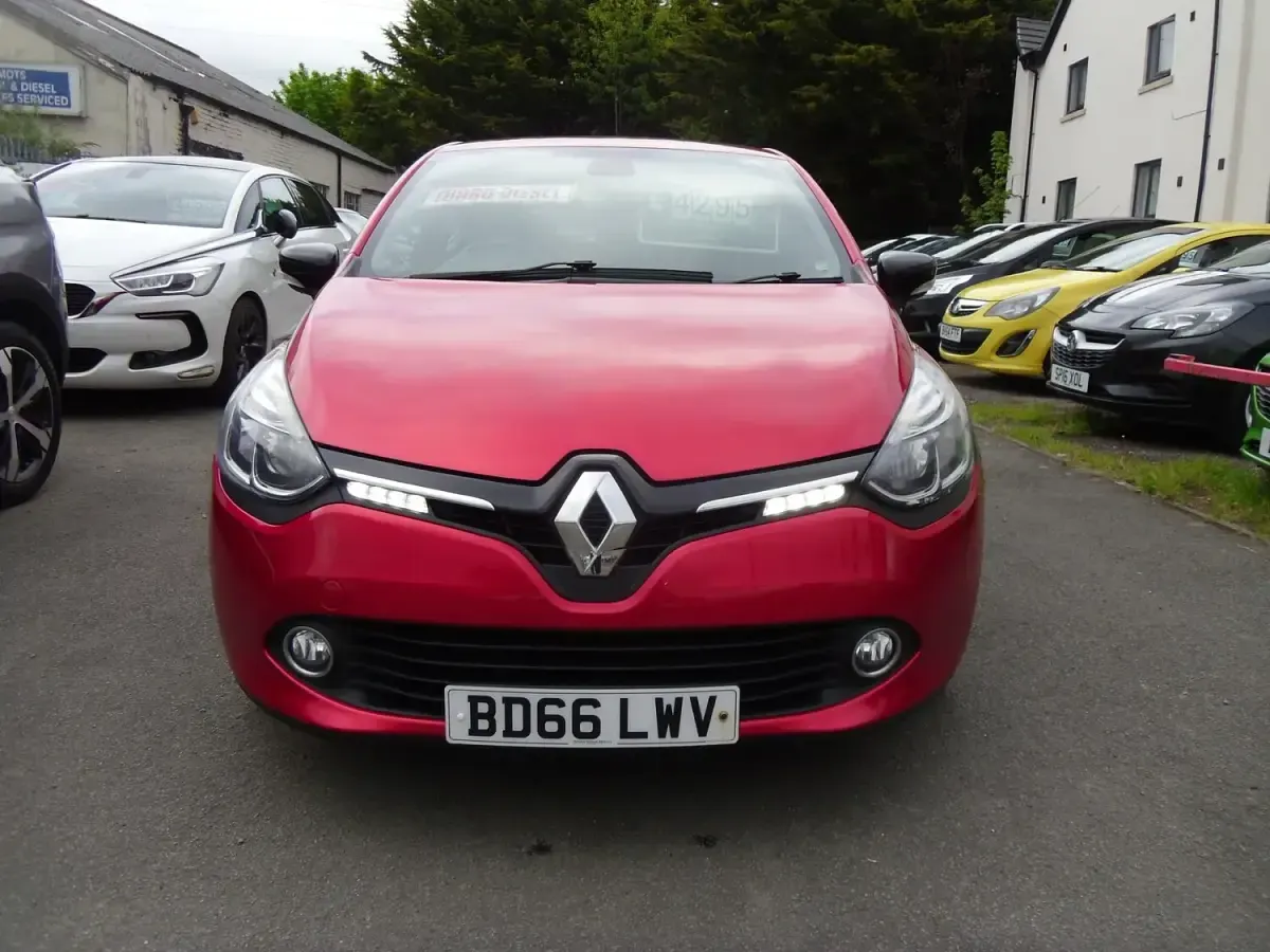 Used Renault Clio Dynamique 90 HP (66 kW) 2016 Red Hatchback