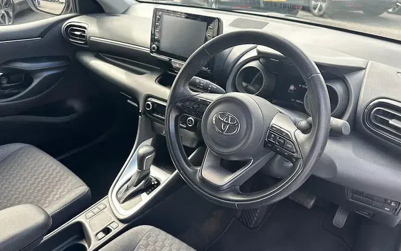 Used Toyota Yaris Design 116 HP (85 kW) 2023 White Hatchback