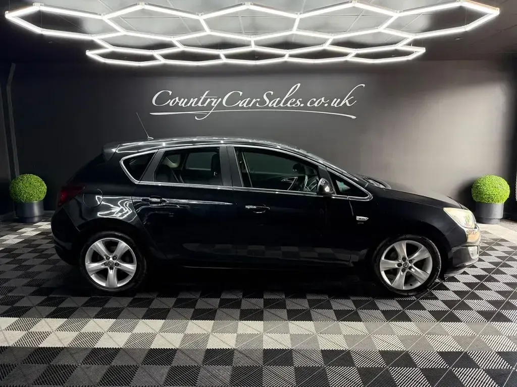 Used Vauxhall Astra SRi 115 HP (84 kW) 2011 Black Hatchback