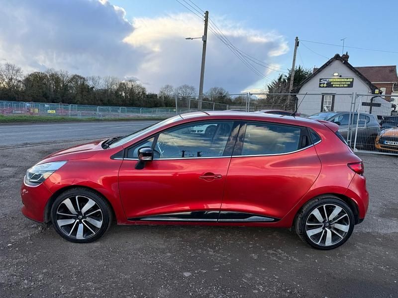 Used Renault Clio IV Dynamique 90 HP (66 kW) 2015 Red Hatchback
