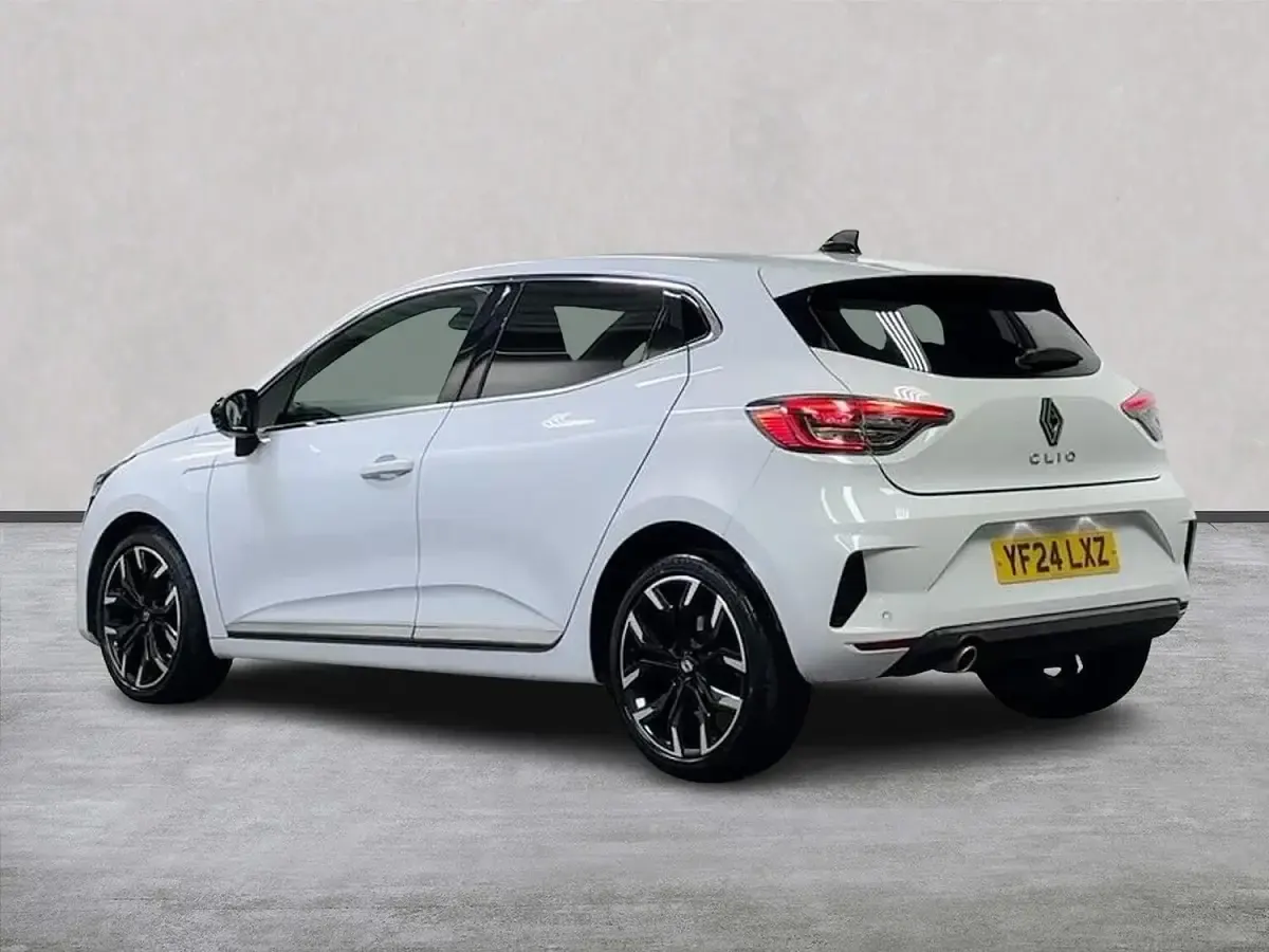 Used Renault Clio Techno 90 HP (66 kW) 2024 White Hatchback