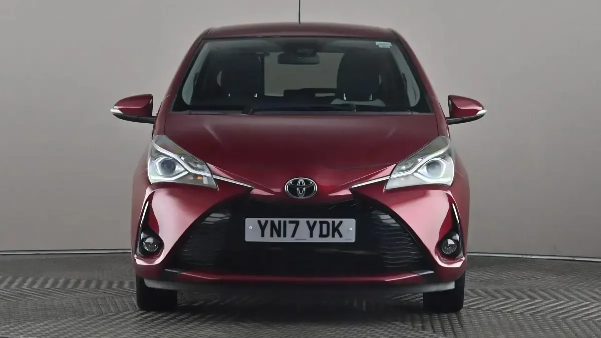 Używany Toyota Yaris Design 111 KM (81 kW) 2017 Czerwony Hatchback